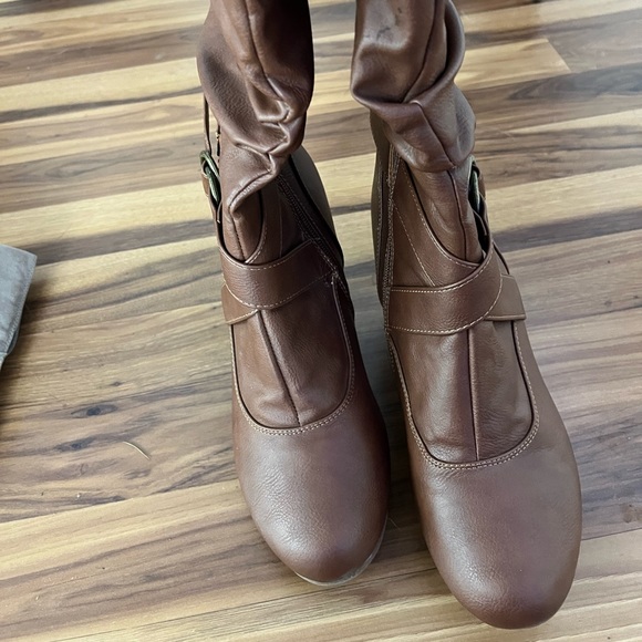 Brown heeled boots with buckles size 8.5 - Picture 3 of 4